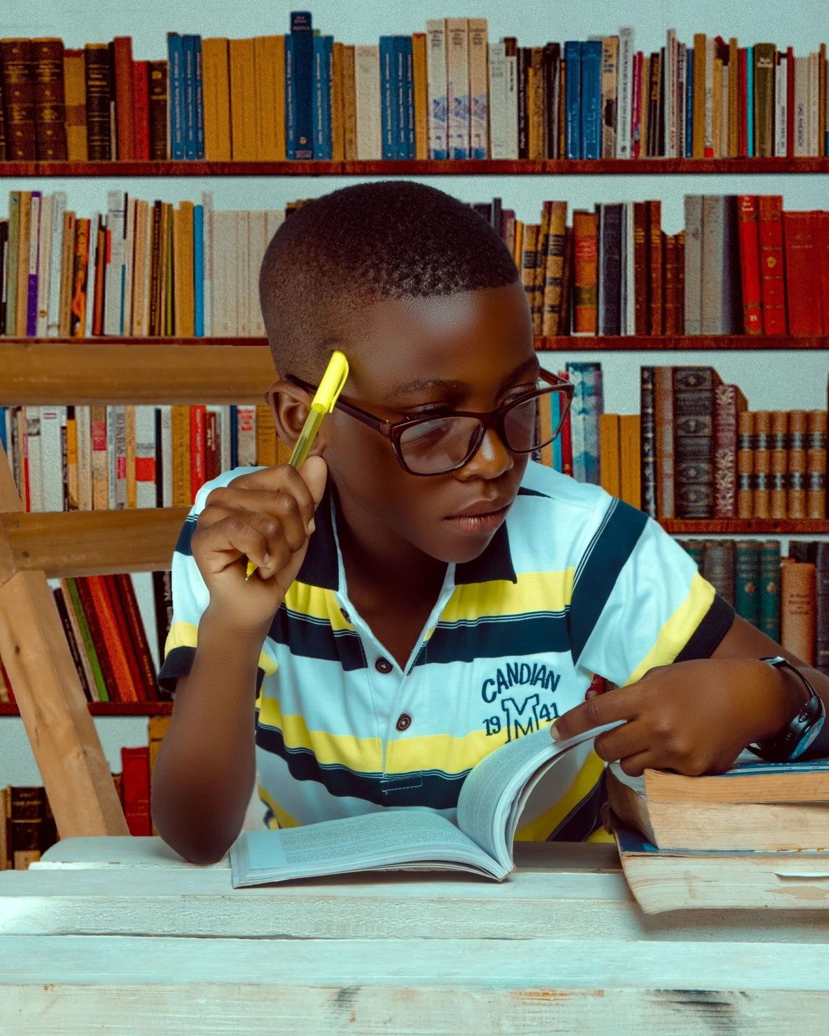 Un garçon à la bibliothèque